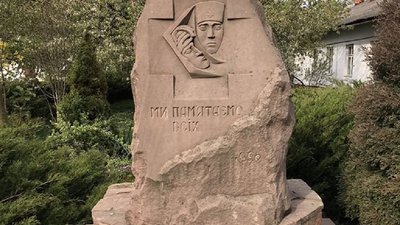 У Франківську провели перформанс у знак вдячності медикам та військовим У Франківську провели перформанс у знак вдячності медикам та військовим