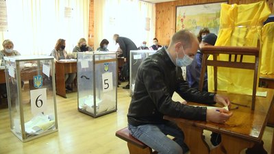 У Житомирі виборці невдоволені тим, що довелося голосувати в саморобних кабінках У Житомирі виборці невдоволені тим, що довелося голосувати в саморобних кабінках