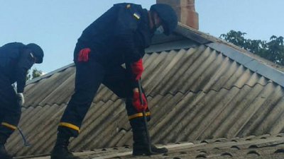 Прикарпатські рятувальники на Донеччині лагодять дахи будинків, які обстріляли окупанти Прикарпатські рятувальники на Донеччині лагодять дахи будинків, які обстріляли окупанти