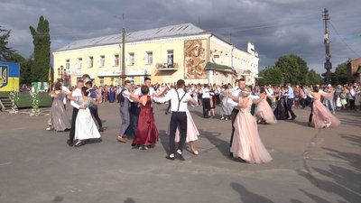 Випускний на центральній площі: попри карантин у Новгороді-Сіверському відзначили шкільний випускний