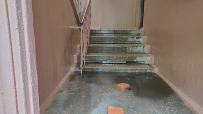 Злива у під'їзді – у Житомирі на Театральній під час перевірки системи опалення прорвало трубу Злива у під'їзді – у Житомирі на Театральній під час перевірки системи опалення прорвало трубу