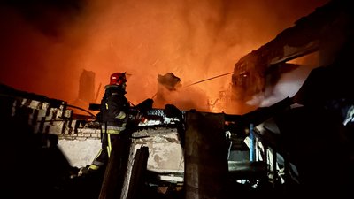 Рятувальник на пожежі після обстрілу Чугуєва