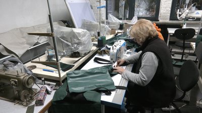 В Івано-Франківську шиють військовим на передову сумки для повербанків