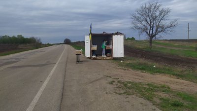 На в'їзді у Бобринець на Кіровоградщині місцеві роздають харчі та речі переселенцям На в'їзді у Бобринець на Кіровоградщині місцеві роздають харчі та речі переселенцям