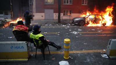Спалені барикади та автівки. Тисячі парижан вийшли на протести проти нових повноважень поліції