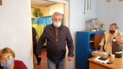 На Тернопільщині чоловік порвав бюлетені, бо не зміг проголосувати за свого кандидата