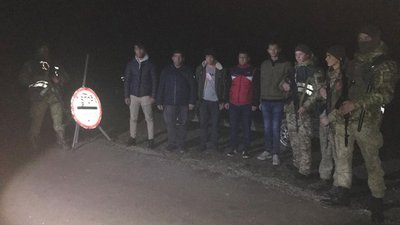 Таксі із нелегалами затримали поблизу кордону