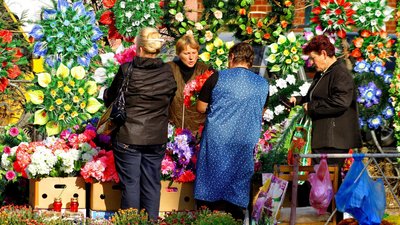 У Мукачеві заборонили продаж штучних пластмасових квітів, вінків, корзин