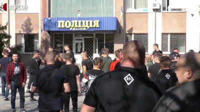 Голові херсонського осередку "Нацкорпусу" оголосили про підозру в хуліганстві. Як це було Голові херсонського осередку "Нацкорпусу" оголосили про підозру в хуліганстві. Як це було