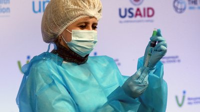 У МОЗ розповіли, скільки зафіксовано випадків побічних ефектів від вакцини проти COVID-19