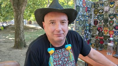 Волонтери разом з актором українського серіалу "Пес" провели благодійний ярмарок у Миколаєві Волонтери разом з актором українського серіалу "Пес" провели благодійний ярмарок у Миколаєві