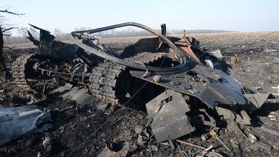 Сумські військові знищили техніку РФ російським танком Сумські військові знищили техніку РФ російським танком