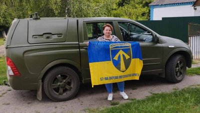 Возить допомогу на передову та допомагає школі. Мама загиблого бійця з Кіровоградщини волонтерить у пам'ять про сина Возить допомогу на передову та допомагає школі. Мама загиблого бійця з Кіровоградщини волонтерить у пам'ять про сина