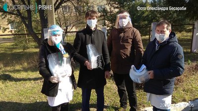 Житель Рівненщини передав місцевій лікарні 100 саморобних захисних щитків Житель Рівненщини передав місцевій лікарні 100 саморобних захисних щитків