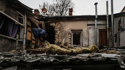 Обстріли Херсона, чоловік на даху