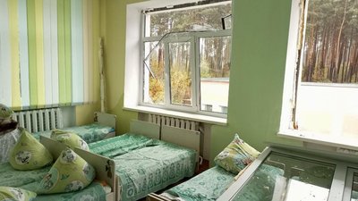 Вибиті вікна в спальні одного з дитячих садків Славути, 25 жовтня 2023, Славута, Хмельниччина Вибиті вікна в спальні одного з дитячих садків Славути, 25 жовтня 2023, Славута, Хмельниччина