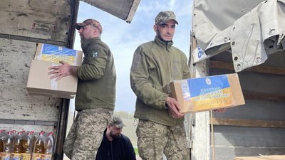Автомобіль та смаколики. Надвірнянська громада передала до великодніх свят подарунки військовим Автомобіль та смаколики. Надвірнянська громада передала до великодніх свят подарунки військовим