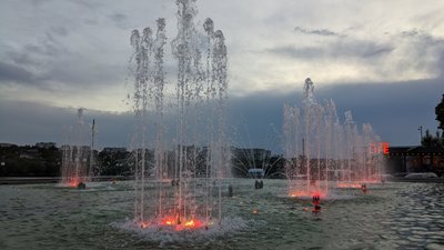 Без музики, але зі світловими ефектами: в Умані запрацювали фонтани
