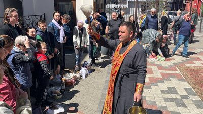 У Дніпрі освячують паски та великодні кошики У Дніпрі освячують паски та великодні кошики