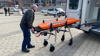 Волонтери передали п'ять «швидких» для військових на передову та у лікарню на Дніпропетровщині Волонтери передали п'ять «швидких» для військових на передову та у лікарню на Дніпропетровщині