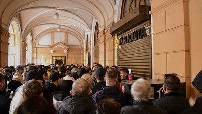 В Одесі за день розкупили тисячу марок "Русскій воєнний корабль". ФОТО В Одесі за день розкупили тисячу марок "Русскій воєнний корабль". ФОТО