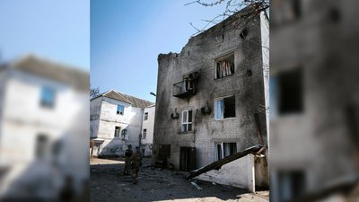 Пошкоджена будівля у Чернігові внаслідок атаки РФ по місту 14 квітня 2026 року