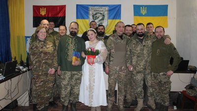 Закарпатці Анна та Сергій одружилися у військовій частині в Харкові Закарпатці Анна та Сергій одружилися у військовій частині в Харкові
