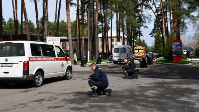 На Харківщині попрощалися із загиблими від російських боєприпасів саперами На Харківщині попрощалися із загиблими від російських боєприпасів саперами