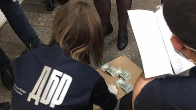 Керівницю одного з відділів Нацполіції Волині, яку затримали на хабарі, підозрюють у шахрайстві
