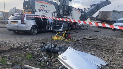 На Ужгородщині водій легковика в'їхав у дорожньо-фрезерну машину: загинули дві людини На Ужгородщині водій легковика в'їхав у дорожньо-фрезерну машину: загинули дві людини