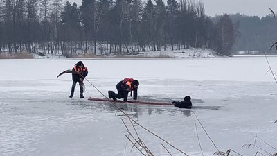 Що робити, якщо провалилися під лід: львівські рятувальники провели навчання