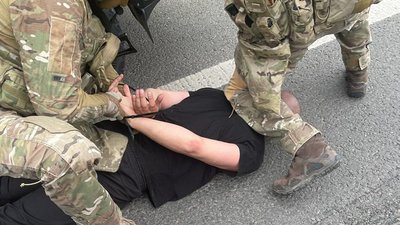 "10 тисяч євро за втечу з країни". На Буковині лісівника підозрюють у незаконній переправі чоловіків через кордон