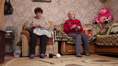 "Коли в’яжу, думаю, щоб хлопцям було тепло". Дві кропивницькі пенсіонерки понад 10 років в’яжуть шкарпетки військовим