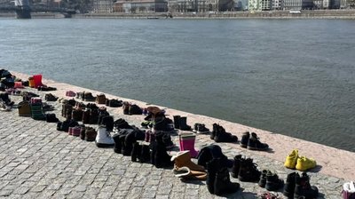 У Будапешті на березі Дунаю з'явились 300 пар взуття в пам'ять про загиблих у драмтеатрі Маріуполя