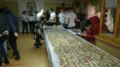 У Рівному студенти приготували дівчатам канапку-велетня У Рівному студенти приготували дівчатам канапку-велетня