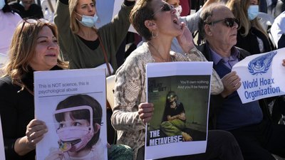 У Європі тисячі людей виступили проти обмежень для невакцинованих від COVID-19 У Європі тисячі людей виступили проти обмежень для невакцинованих від COVID-19