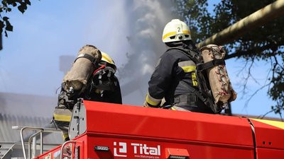 За сценарієм, загорівся цех. У Дніпрі рятувальники вчаться ліквідовувати наслідки ракетного удару
