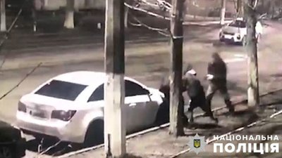 У центрі Києва пограбували військового: двох нападників вже затримали
