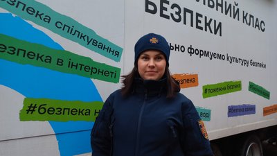 Розповідають про міни, гранати та пожежі: по Дніпропетровщині курсує мобільний клас безпеки Розповідають про міни, гранати та пожежі: по Дніпропетровщині курсує мобільний клас безпеки