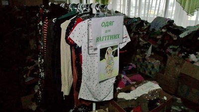 У волонтерському пункті в Луцьку – нова "соціальна вітрина" із взуттям