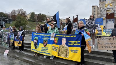 Акція-нагадування про полонених та зниклих безвісти військових на Майдані Незалежності