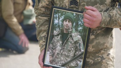 У Покрові на Дніпропетровщині попрощалися з військовим Сергієм Тихоновим