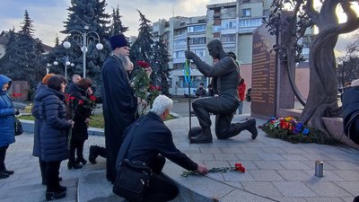 У Черкасах вшанували пам'ять Героїв Небесної Сотні У Черкасах вшанували пам'ять Героїв Небесної Сотні