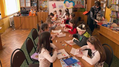 У волинській бібліотеці влаштували потрійне свято для дітей-переселенців У волинській бібліотеці влаштували потрійне свято для дітей-переселенців