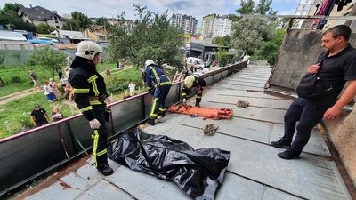 В Івано-Франківську пенсіонер випав з вікна шостого поверху