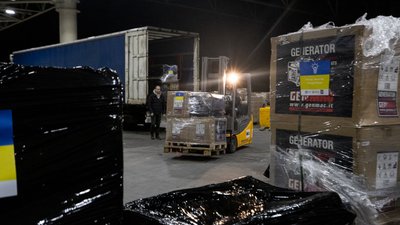 Генератори та теплові гармати: до столиці приїхала гуманітарна допомога від Риги Генератори та теплові гармати: до столиці приїхала гуманітарна допомога від Риги