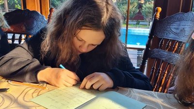 Діти з Тернополя передали військовим малюнки, листи та браслети