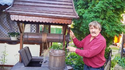 Сумчанин створив мінібудинок з елементами українського декору Сумчанин створив мінібудинок з елементами українського декору