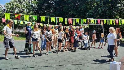 Кінотеатр, музика та майстеркласи. У Кропивницькому працює табір для молоді з інвалідністю