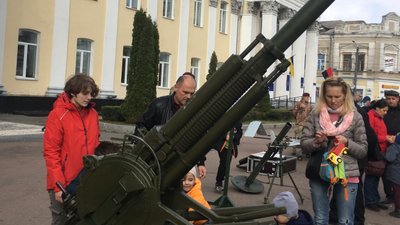 У Житомирі на майдані Корольова показали виставку озброєння та військової техніки